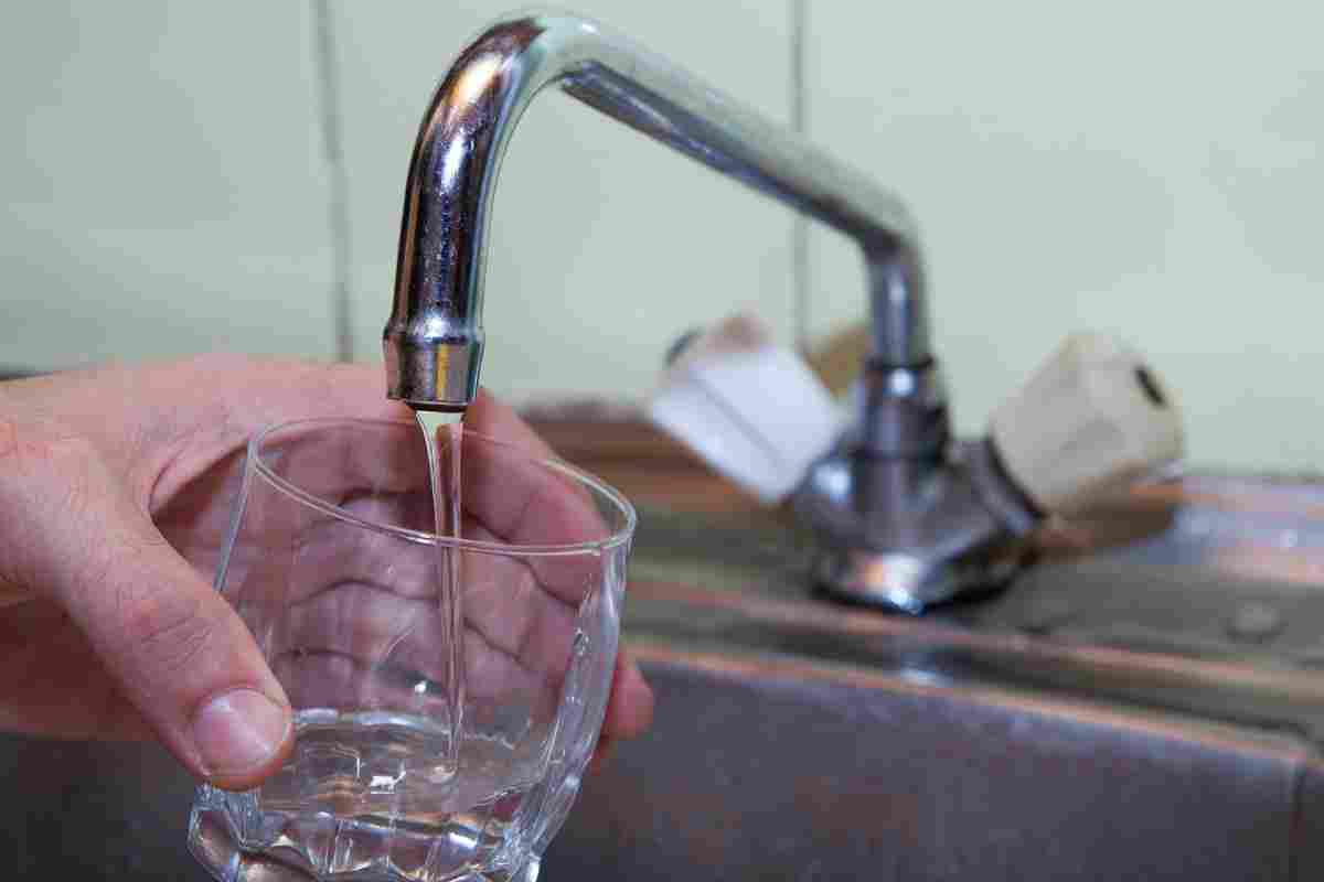 Установка фильтров или доставка воды на дом: что лучше